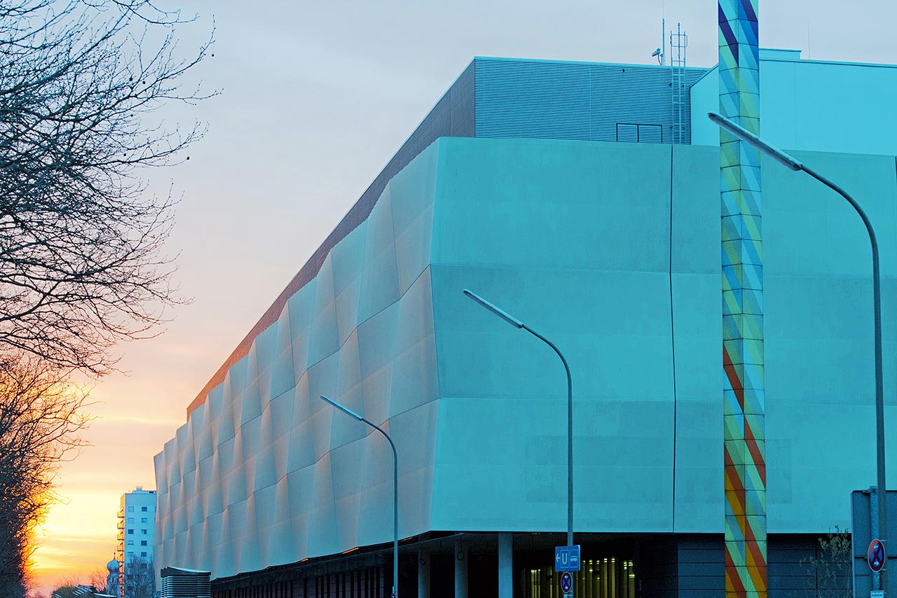 LMU Klinikum München:Das Morgenlicht streift die Fassade des Operationszentrums am Campus Großhadern